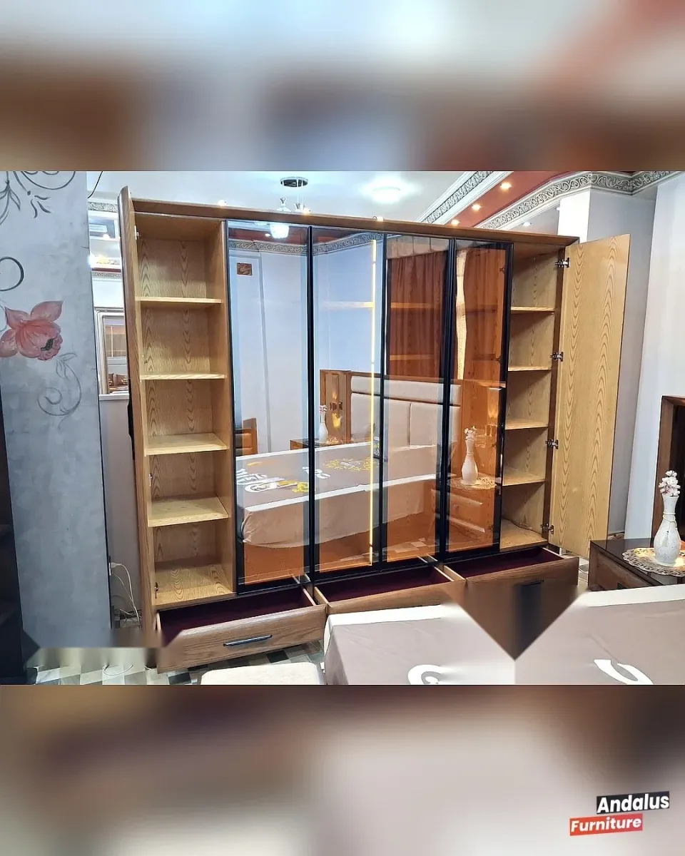 دولاب بني بأبواب مرايات ورفوف جانبية مفتوحة وأدراج سفلية، غرفة نوم موديل 42